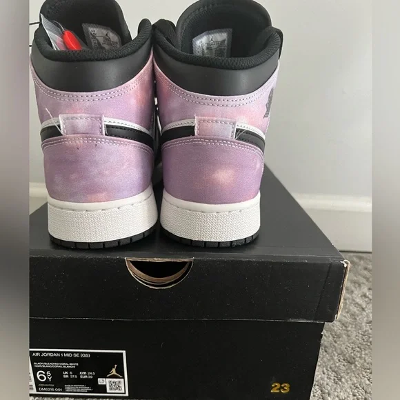 NIB air Jordan 1 mid se so 6.5 youth (women’s 8)